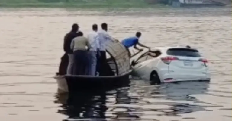 নদীতে পড়া প্রাইভেটকার